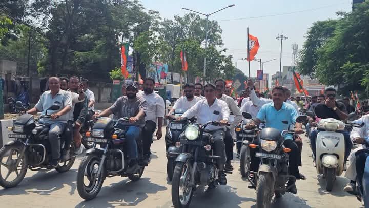 કાયદો માત્ર કમજોરો માટે જ છે? માર્ગ સલામતી ની વાતો કરતી સરકાર ના જન પ્રતિનિધિ ઓજ નિયમો ના ઉલાળિયો કરશે તો જનતા માં શું સંદેશ જશે? આમ આદમી પાર્ટી ના કથીરિયા ની RTO સમક્ષ રજુઆત