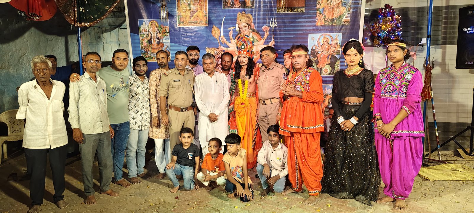 દામનગર સદી જુના પુરબીયા શેરી શ્રી ખોડિયાર યુવક મંડળ ના નિર્દોષ મનોરંજન ની પ્રસ્તુતિ નિહાળતા કર્મયોગી ઓ