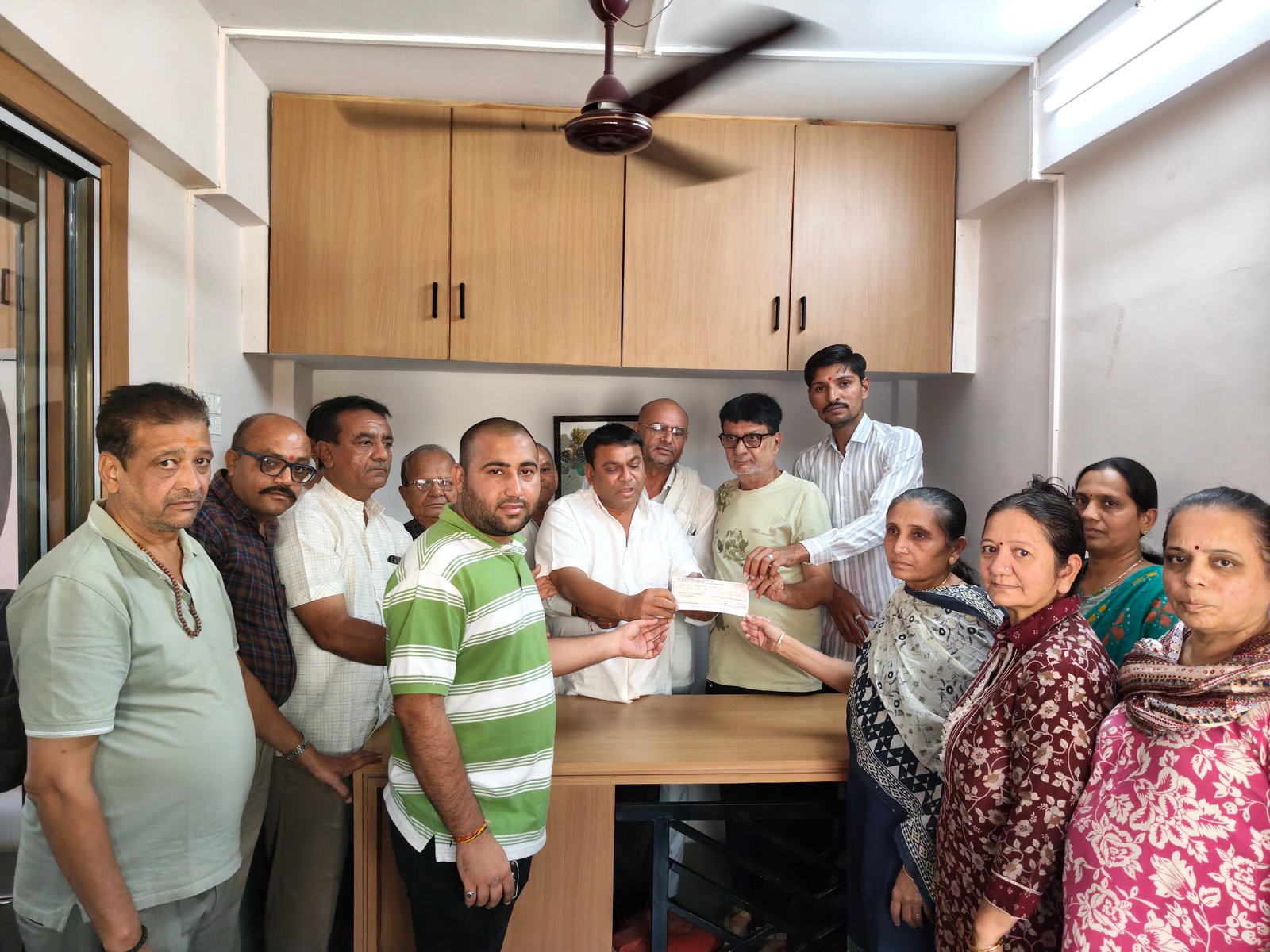 દામનગર શ્રી ગ્રામ્ય લક્ષ્મી બચત અને ધિરાણ સહકારી મંડળી દ્વારા સભાસદ સ્વ  ભાવેશભાઈ ખખ્ખર ના વારસદારો ચેક અર્પણ કરાયો