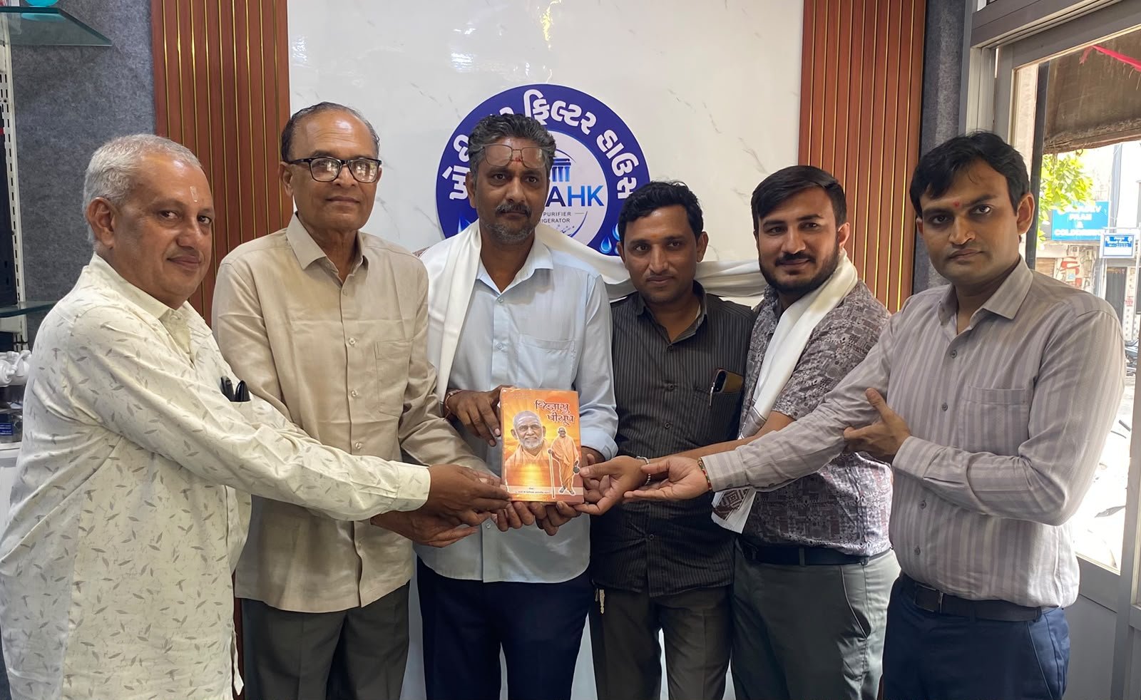 સ્વામી શ્રી નિર્દોષાનંદજી માનવસેવા હોસ્પિટલ ને દર્દી નારાયણો માટે દ્વારકાધીશ ધુન મંડળ, સુ૨ત દ્વારા આર્થિક સહયોગ