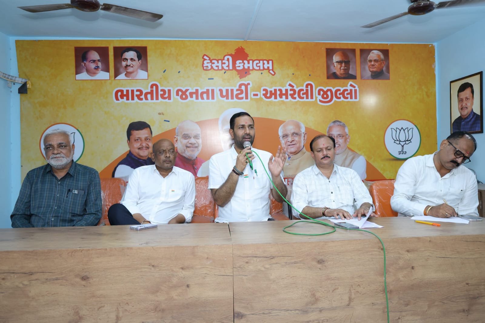 અમરેલી જિલ્લા ભાજપ કાર્યાલય ખાતે શરદોત્સવની ઉજવણી અંતર્ગત બેઠક યોજાઈ