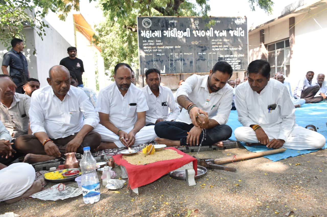 ઊર્જા રાજ્યમંત્રીxકૌશિકભાઈ વેકરીયાના હસ્તે કેરાળા-મોટા માંડવડા માર્ગના રિસર્ફેસિંગ કામનું ખાતમુહૂર્ત