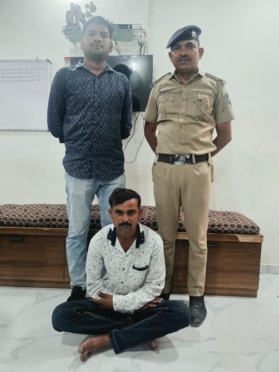 રાજુલા વિસ્તારમાાં ભરણપોષણની રકમ આપવામાં  કસર  કરતાાં બસો વીસ દિવસની સજા પામેલ વોરંટના આરોપીને પકડી પાડતી રાજુલા પોલીસ ટીમ
