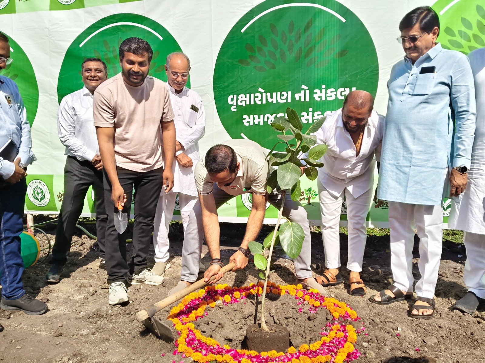 અમરેલી સ્થિત ઠેબી ડેમ વિસ્તારમાં વૃક્ષારોપણ થકી પર્યાવરણ જતનનો સંદેશ પ્રસરાવતા કાયદો અને ઊર્જા રાજ્યમંત્રીકૌશિકભાઈ વેકરીયા