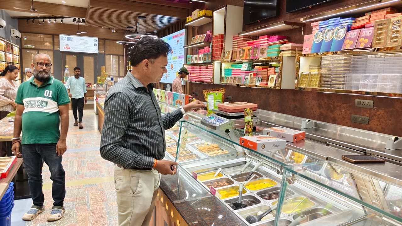 નવરાત્રી-દશેરાના તહેવારોમાં કાનૂની માપવિજ્ઞાન તંત્રની રાજ્યવ્યાપી ઝુંબેશ: ૪૫૫ એકમોની તપાસ,૨૫૧ સામે ગુના નોંધી રૂ. ૫.૪૨ લાખની માંડવાળ ફી વસૂલાઈ