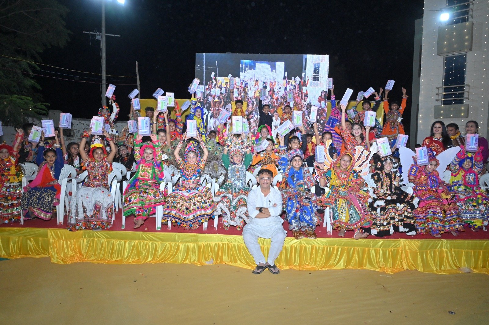 સાવરકુંડલામાં નાવલી યુથ ફાઉન્ડેશન દ્વારા ‘પીળા પતંગિયા શરદોત્સવ’નું ભવ્ય આયોજન બીમાર ગાયો ની સારવારના લાભાર્થ આ કાર્યક્રમ નુ આયોજન કરવામા આવ્યુ